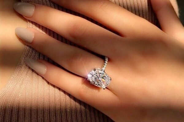 Simple Oval Diamond Ring for a Classic Proposal