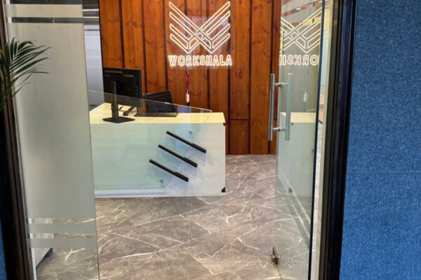 What amenities are included in Gurgaon coworking spaces?