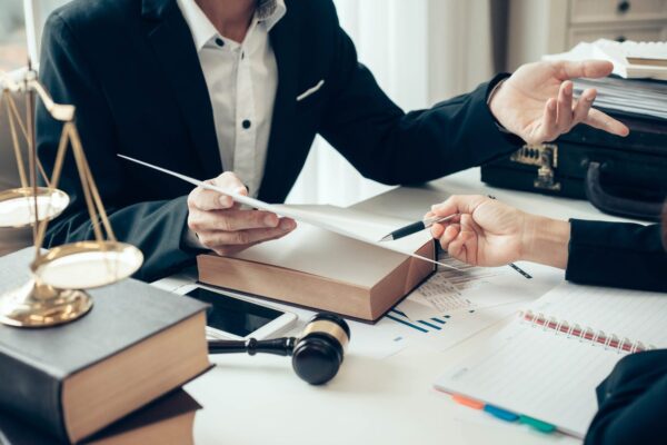 How Criminal Lawyers in Dubai Handle Complex Investigations