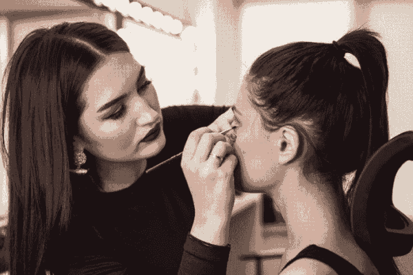Top 10 Reasons to Enroll in a Professional Makeup Course Today